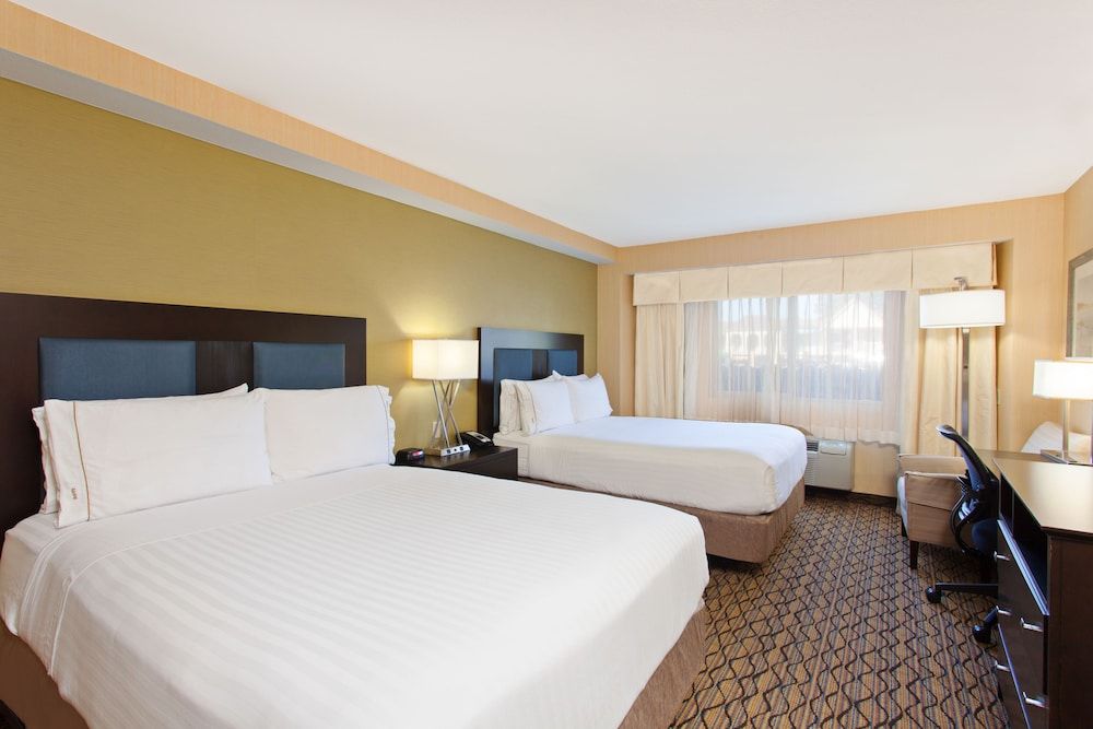 Holiday Inn Express Newport Beach by IHG 3