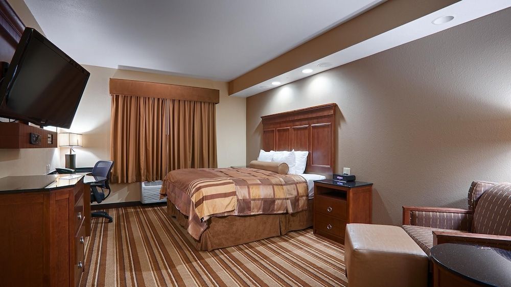 Best Western Plus KC Speedway Inn & Suites 3