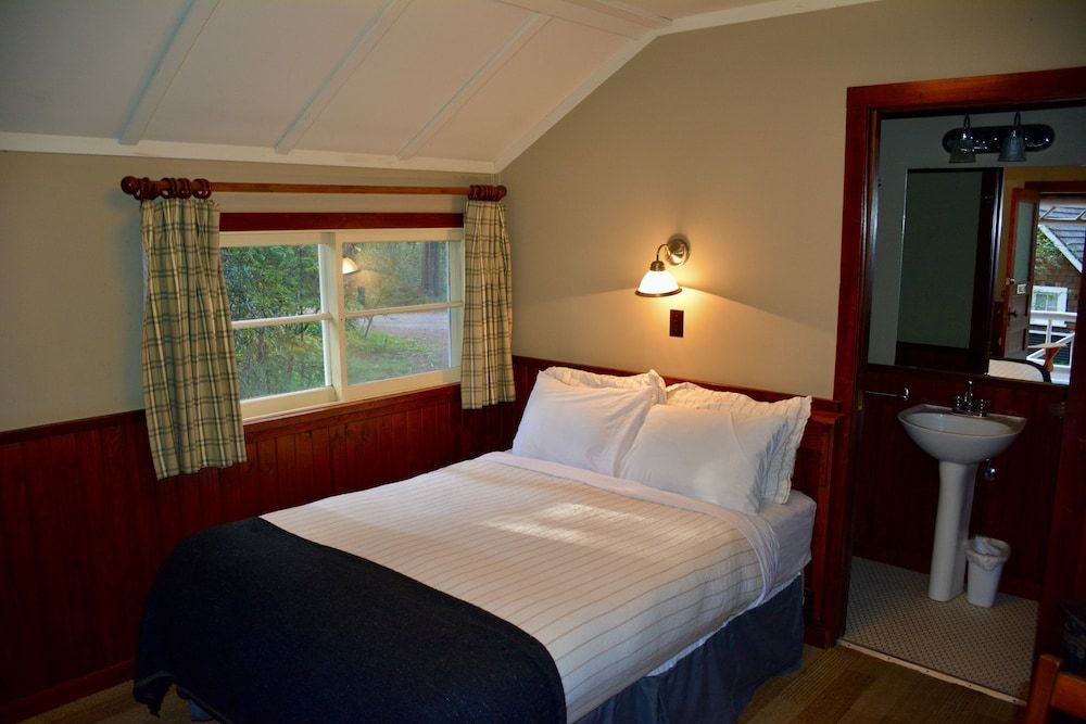 Johnston Canyon Lodge and Bungalows 3
