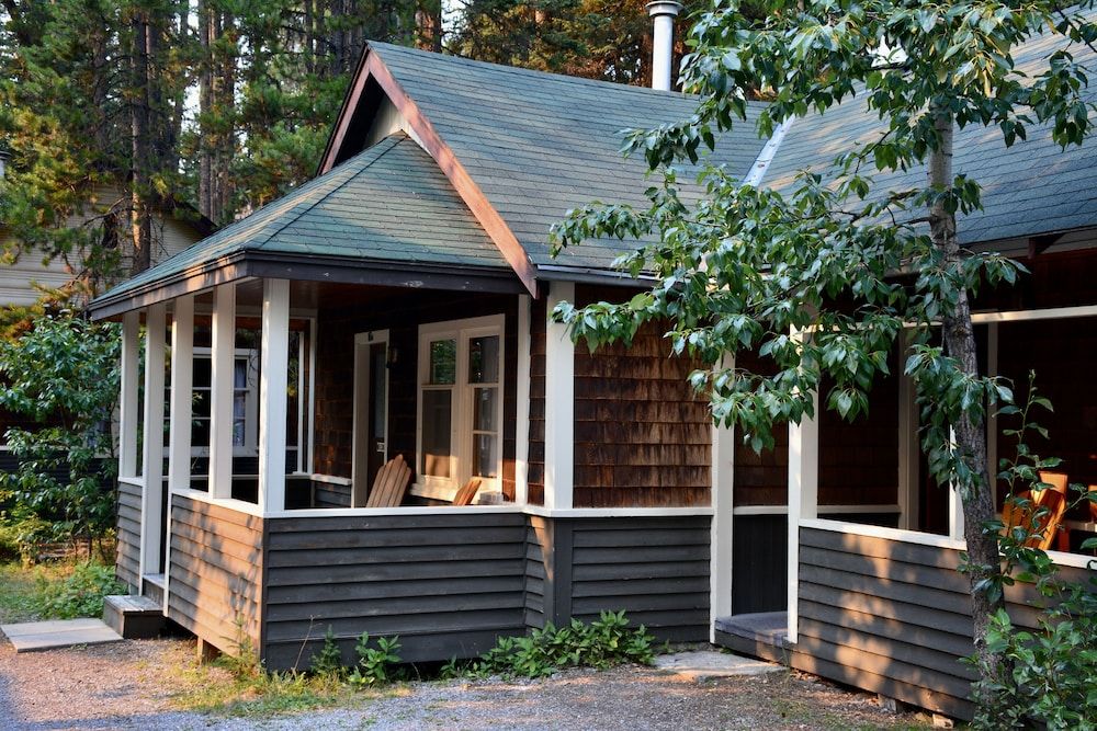 Johnston Canyon Lodge and Bungalows 2