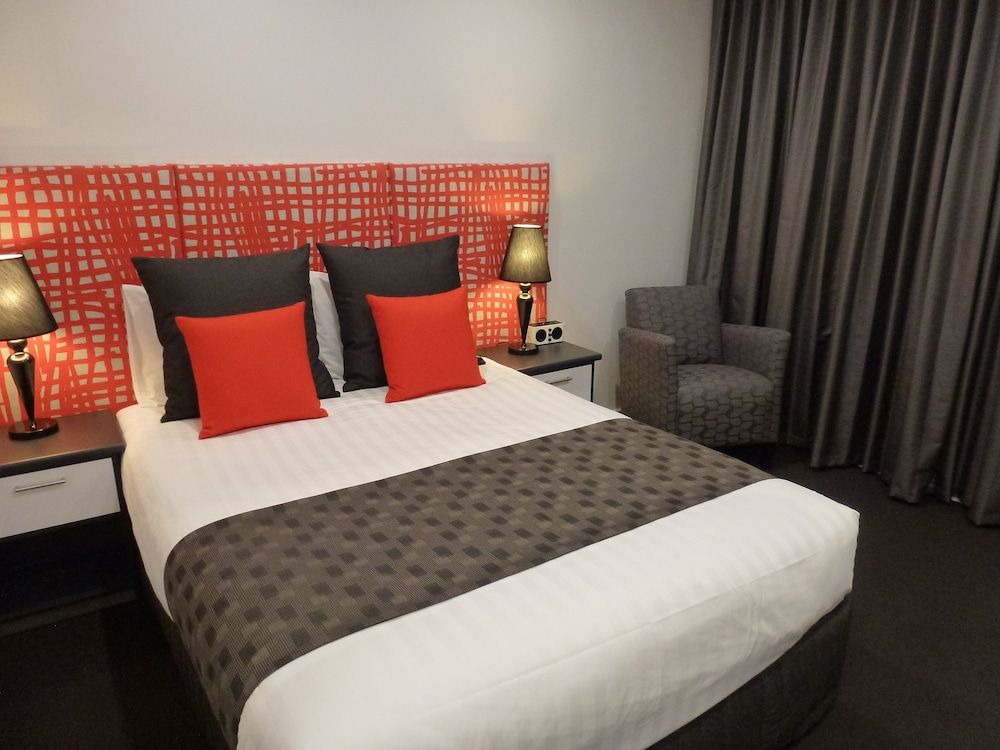 Golden Chain Tower Motor Inn