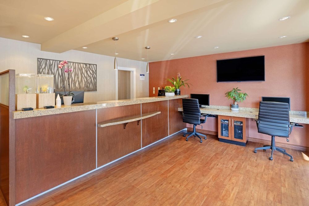 Best Western Plus Emerald Isle Hotel 2