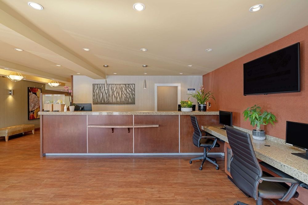 Best Western Plus Emerald Isle Hotel 3