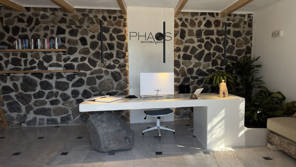 Phaos Santorini Suites