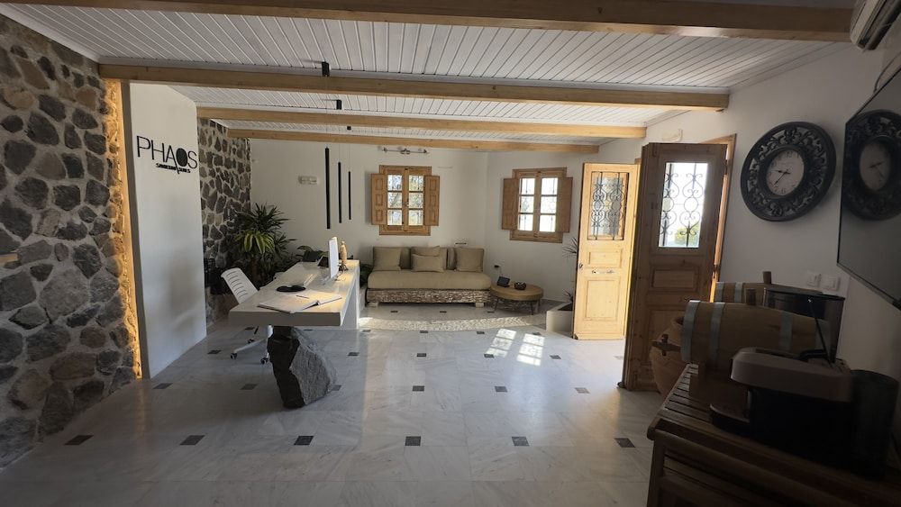 Phaos Santorini Suites 3