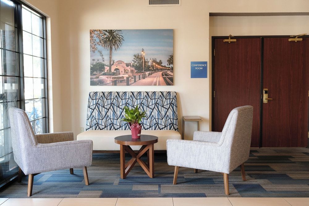 Holiday Inn Express & Suites Davis-University Area 3