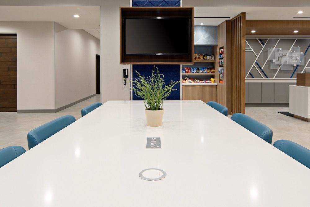 Holiday Inn Express & Sts Valencia - Santa Clarita 2