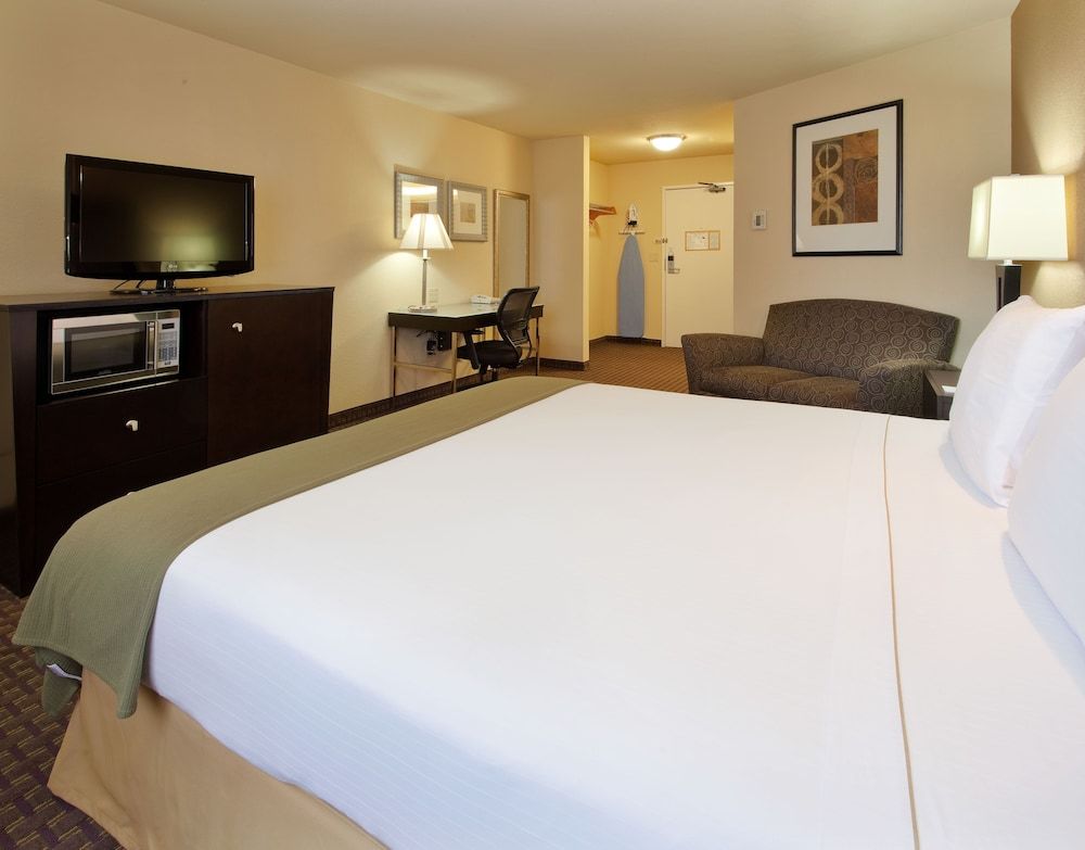 Holiday Inn Express Union City 3