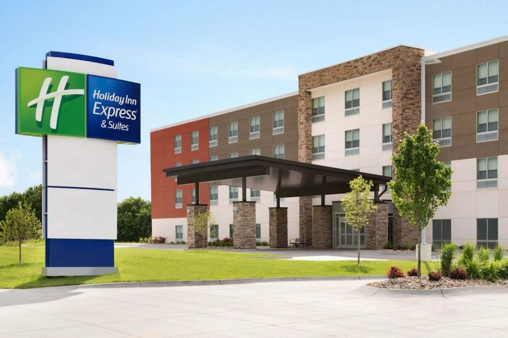 Holiday Inn Express & Suites Charlottesville by IHG 1
