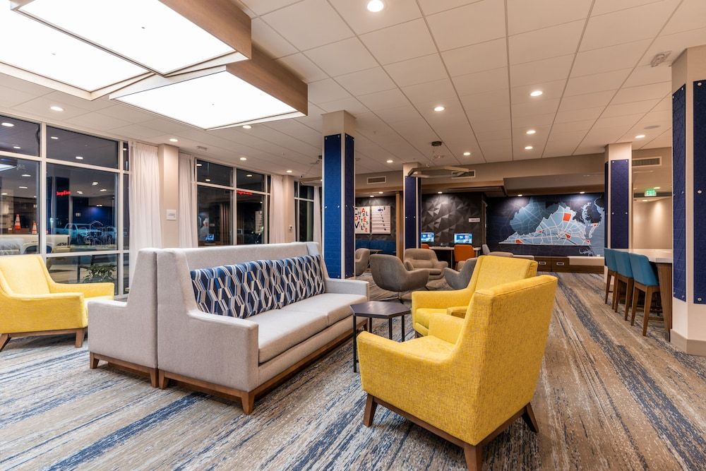 Holiday Inn Express & Suites Charlottesville by IHG 3