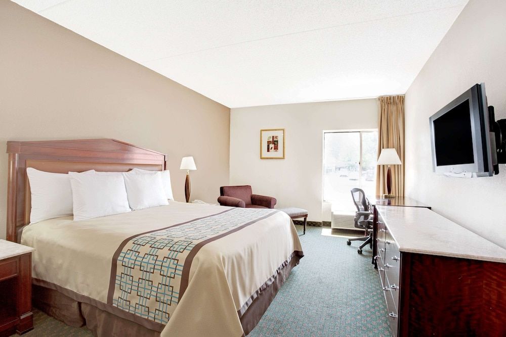 Days Inn by Wyndham Newport News City Center Oyster Point 3