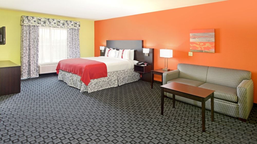 Holiday Inn Garland by IHG 3