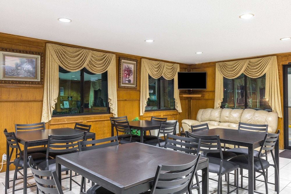 Super 8 by Wyndham League City/Kemah Area 2