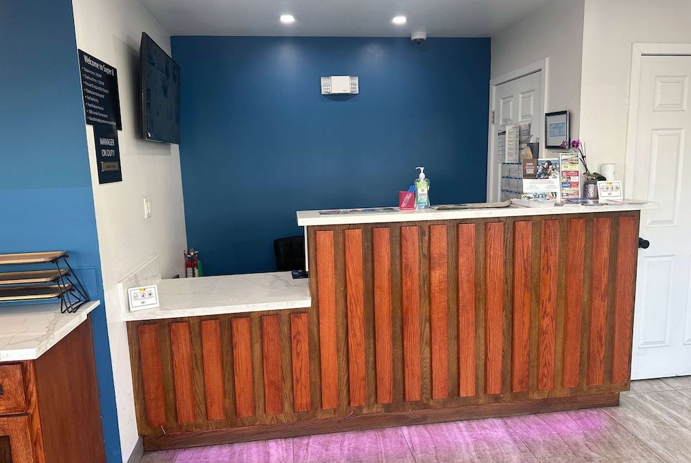 Super 8 by Wyndham Oceanside Downtown 2