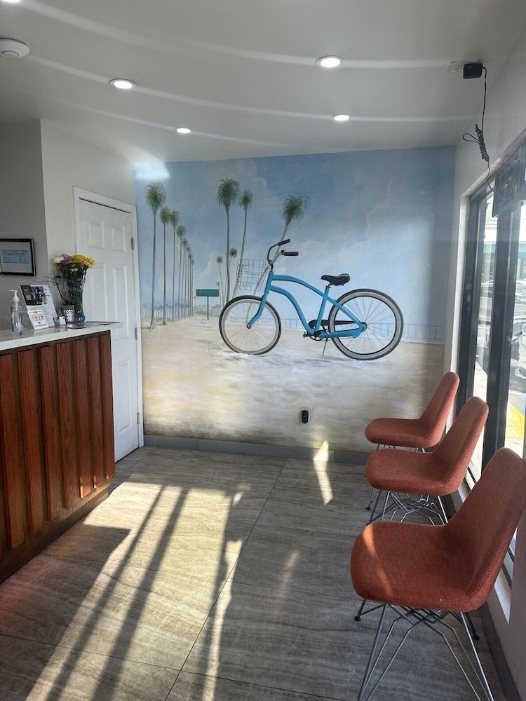 Super 8 by Wyndham Oceanside Downtown 3