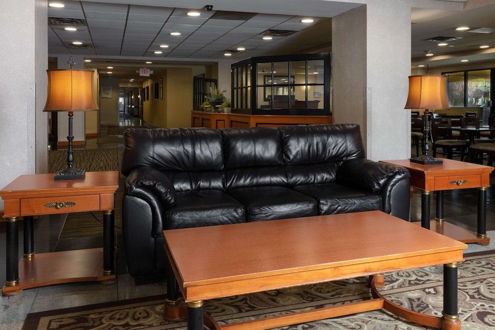 La Quinta Inn & Suites by Wyndham Garden City 2