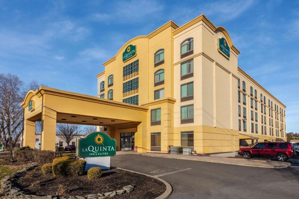La Quinta Inn & Suites by Wyndham Garden City 1