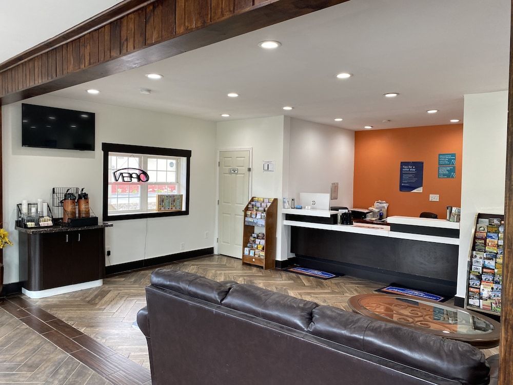 Howard Johnson by Wyndham Lake George 3