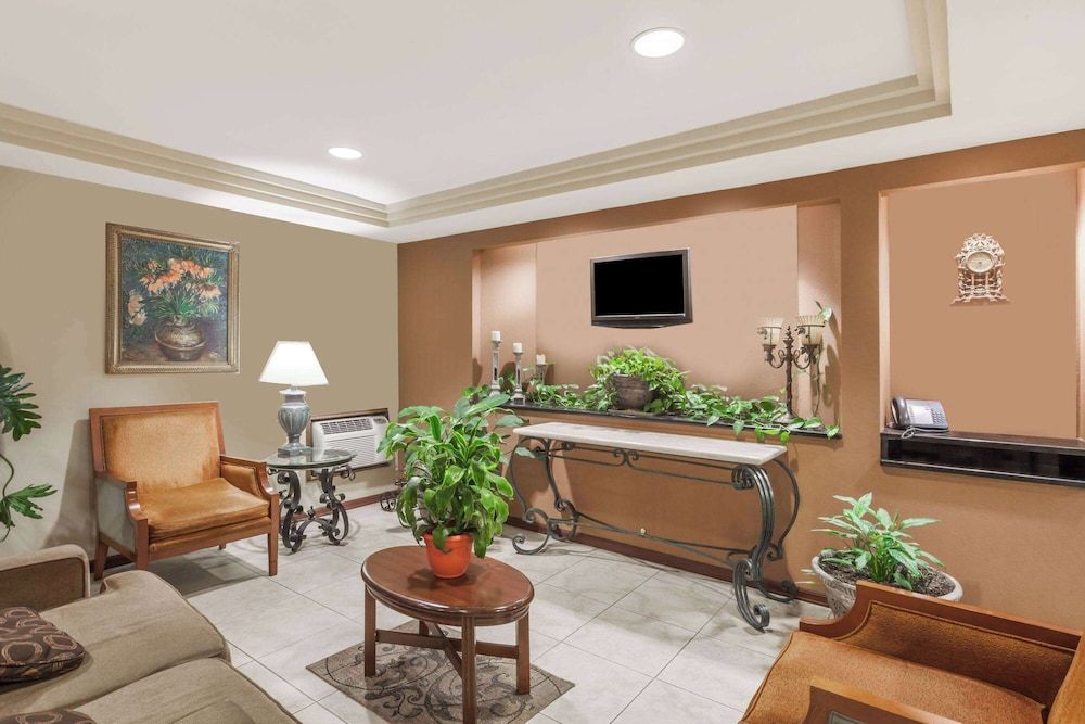 Travelodge Inn & Suites by Wyndham Albany 2