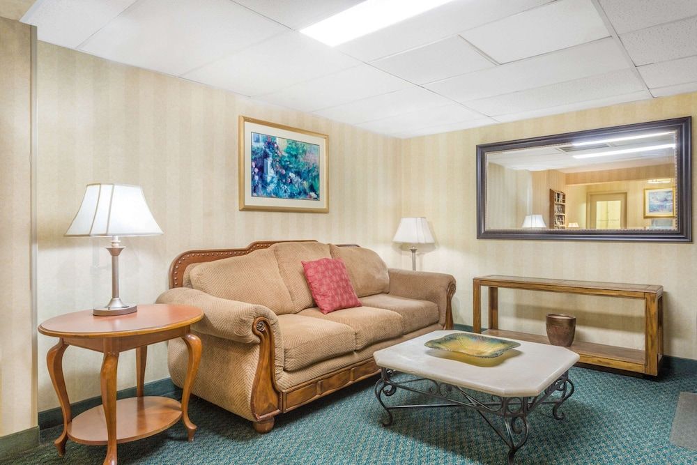 Super 8 by Wyndham Bentonville 3