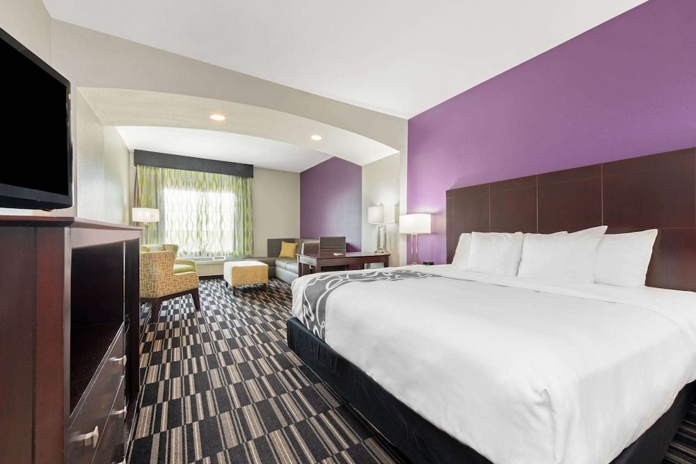 La Quinta Inn & Suites by Wyndham Bridge City 3