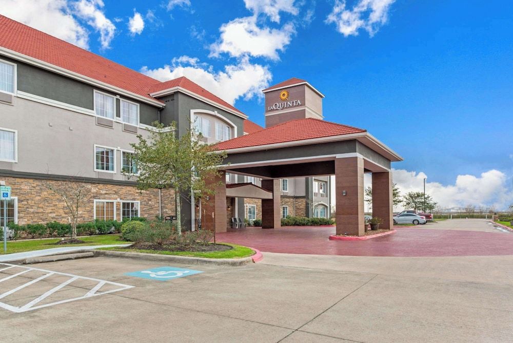 La Quinta Inn & Suites by Wyndham Bridge City 1