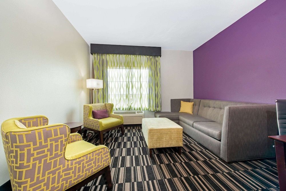 La Quinta Inn & Suites by Wyndham Bridge City 2