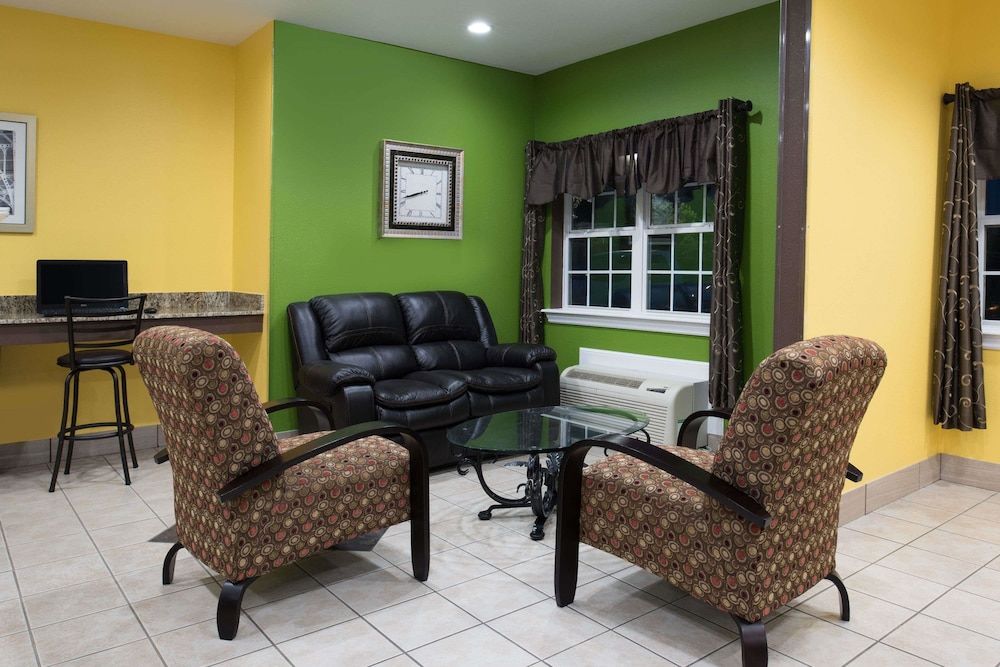 Microtel Inn & Suites by Wyndham Rogers 2