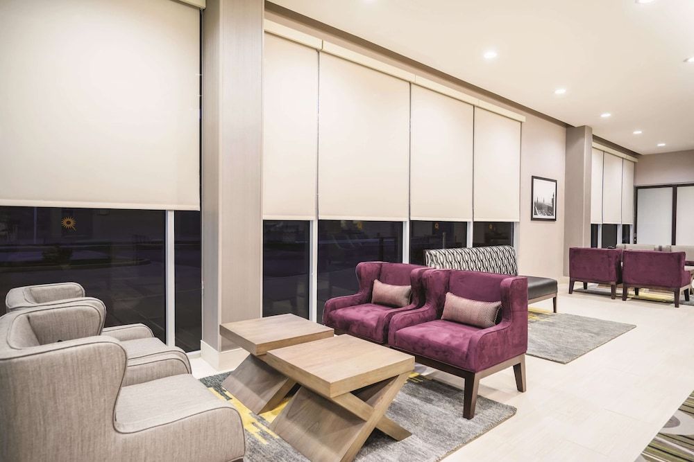 La Quinta Inn & Suites by Wyndham Clifton Park 3