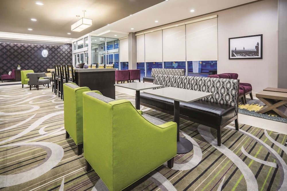 La Quinta Inn & Suites by Wyndham Clifton Park 2