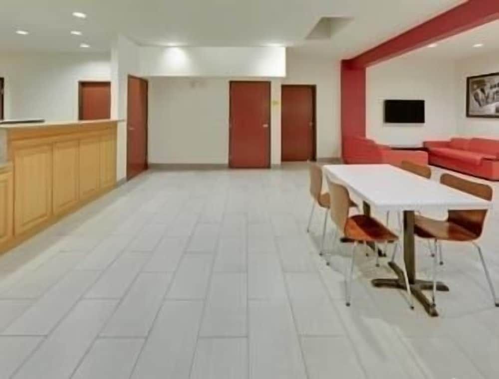 Super 8 by Wyndham Garland/Rowlett/East Dallas Area 3