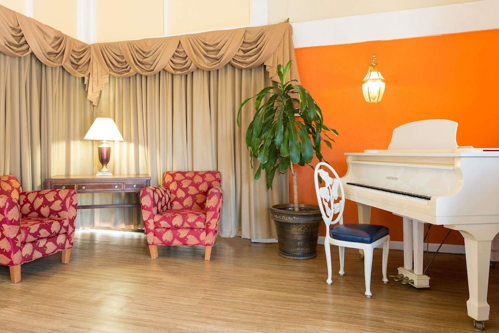 Howard Johnson by Wyndham Williamsburg 2