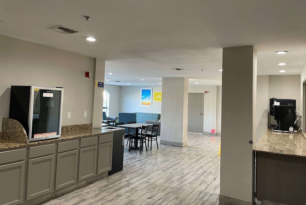 Days Inn by Wyndham Dallas Garland West 2