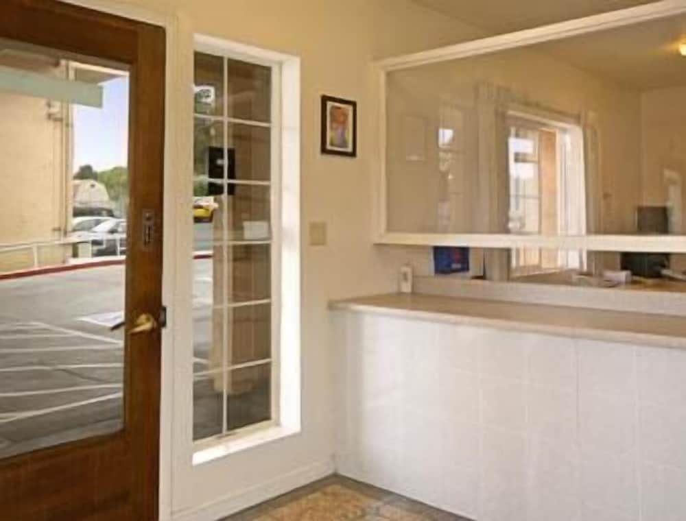 Super 8 by Wyndham Hayward Downtown 2