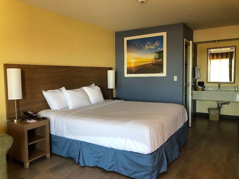 Days Inn by Wyndham Hayward Airport 3