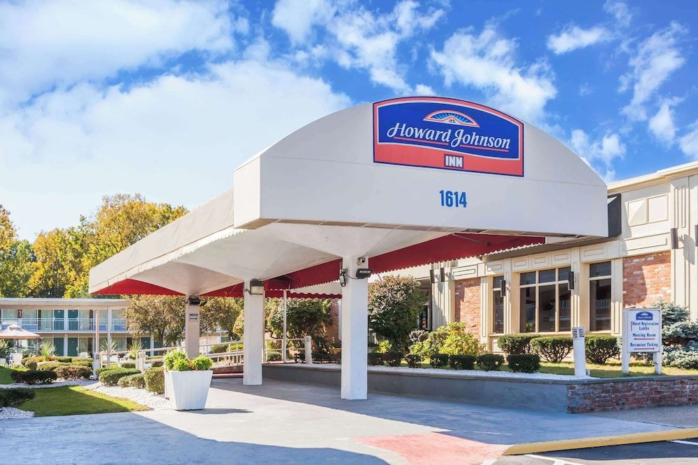 Howard Johnson by Wyndham Albany 1