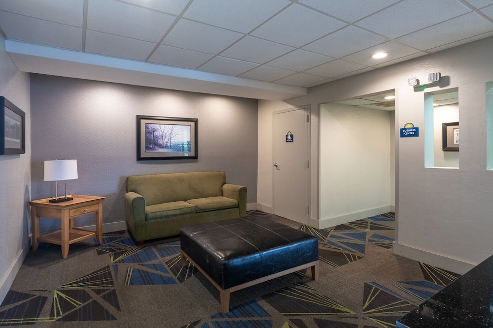 Days Inn by Wyndham Greenville 2