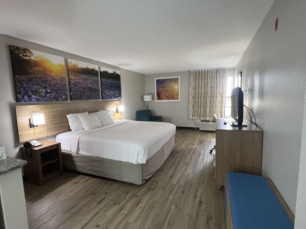 Days Inn by Wyndham Dallas Plano 3