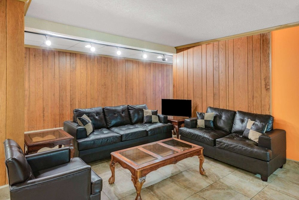 Howard Johnson by Wyndham Staunton 3