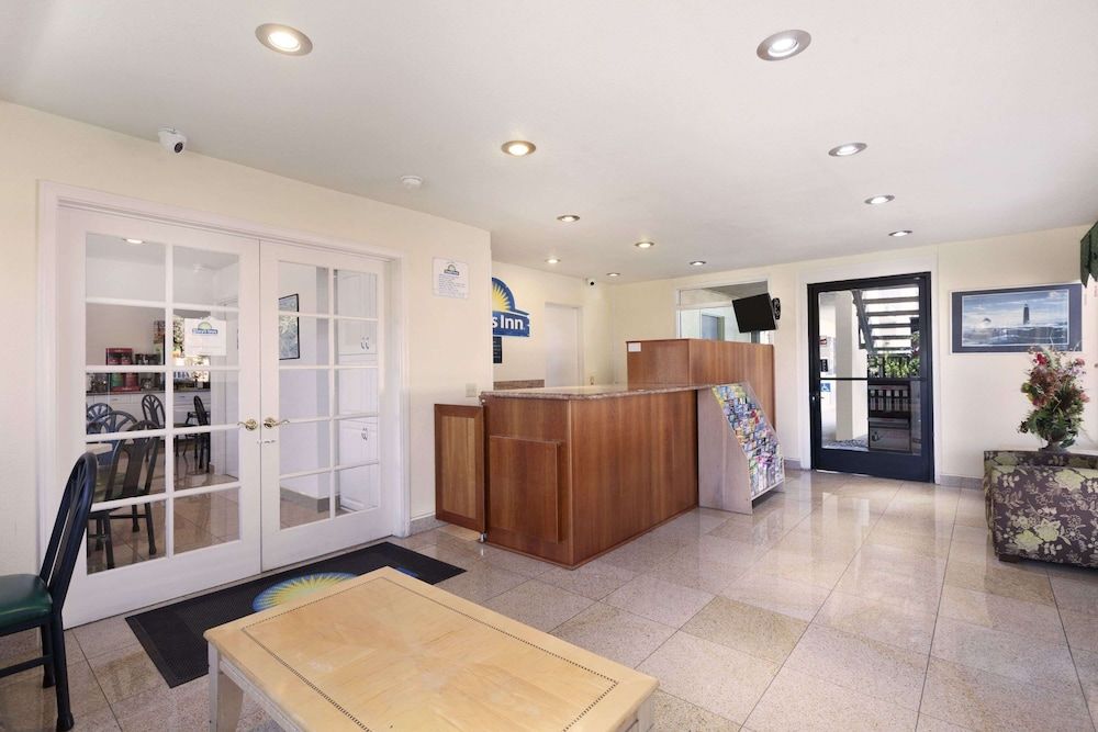 Days Inn by Wyndham Oceanside 2