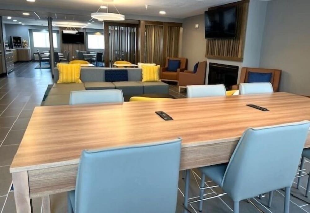 Microtel Inn & Suites by Wyndham Rapid City 2