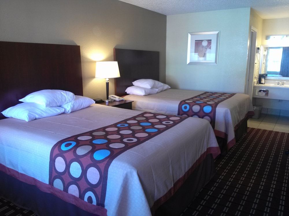 Super 8 by Wyndham Kerrville TX 3