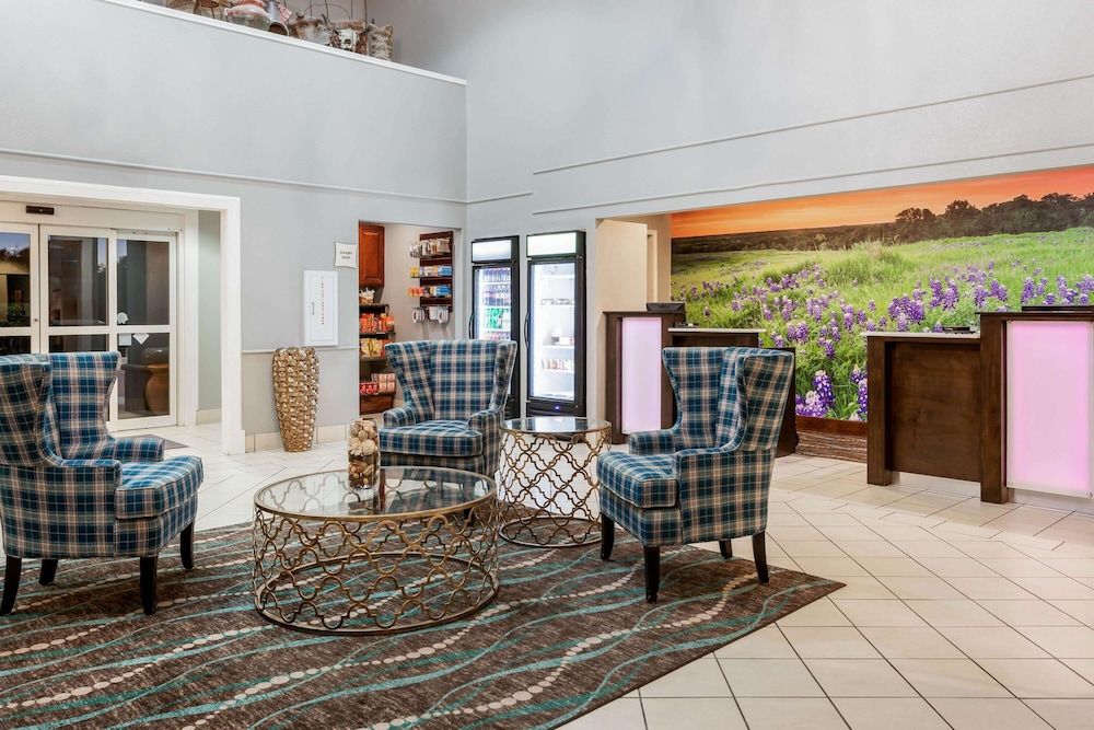La Quinta Inn & Suites by Wyndham Kerrville 3