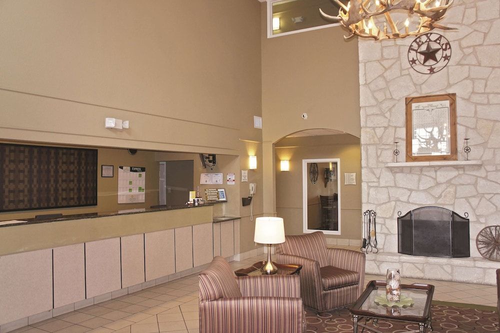 La Quinta Inn & Suites by Wyndham Kerrville 2