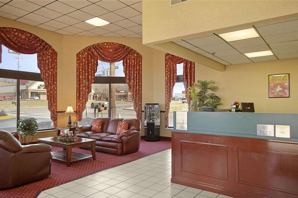 Days Inn by Wyndham Apple Valley Pigeon Forge/Sevierville 2
