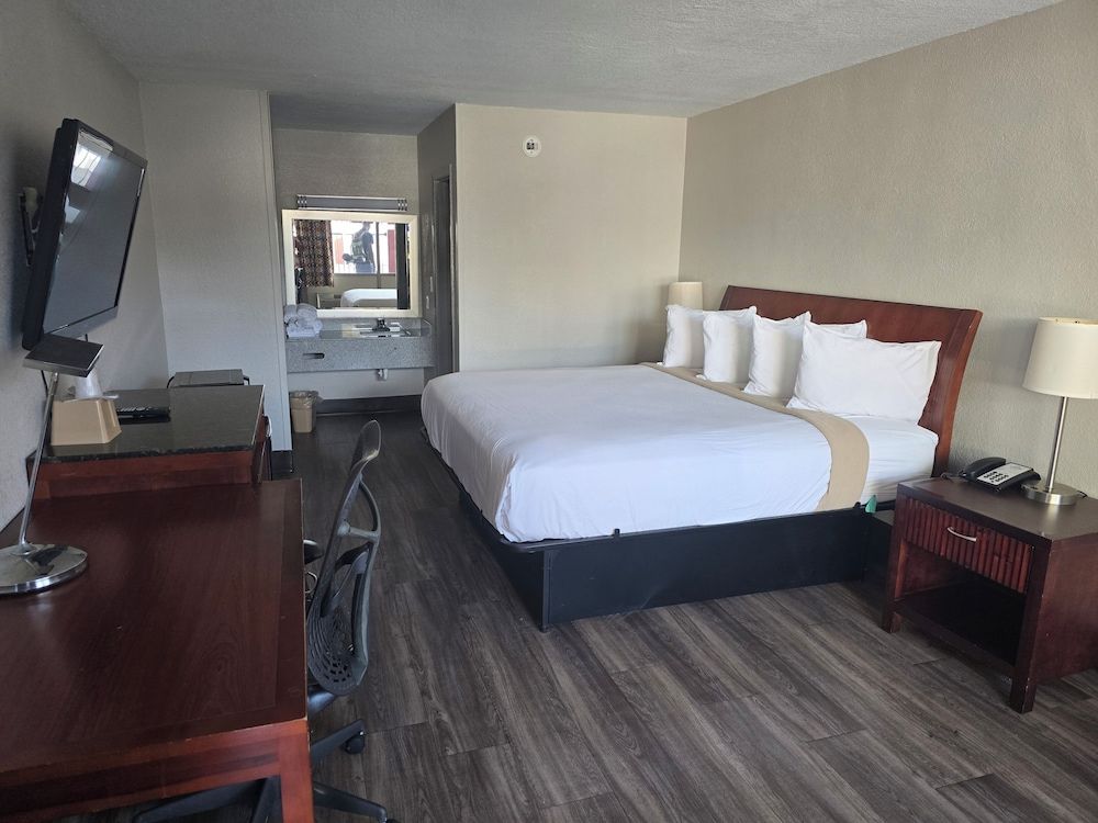Days Inn by Wyndham Raleigh Downtown South 3