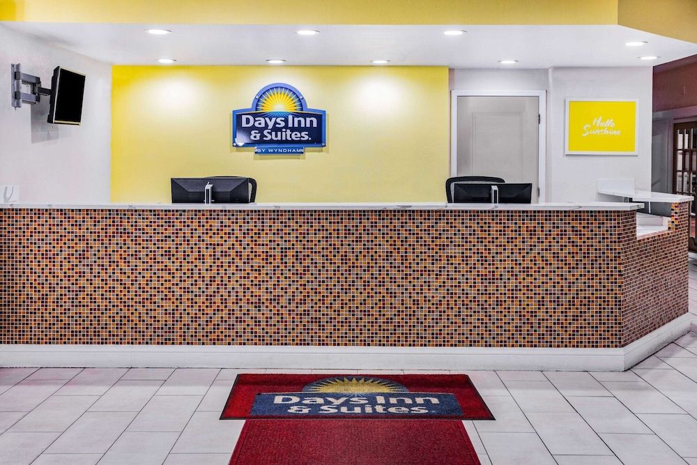Days Inn & Suites by Wyndham Williamsburg Colonial 2