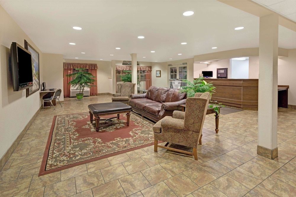 Microtel Inn & Suites by Wyndham Cheyenne 2