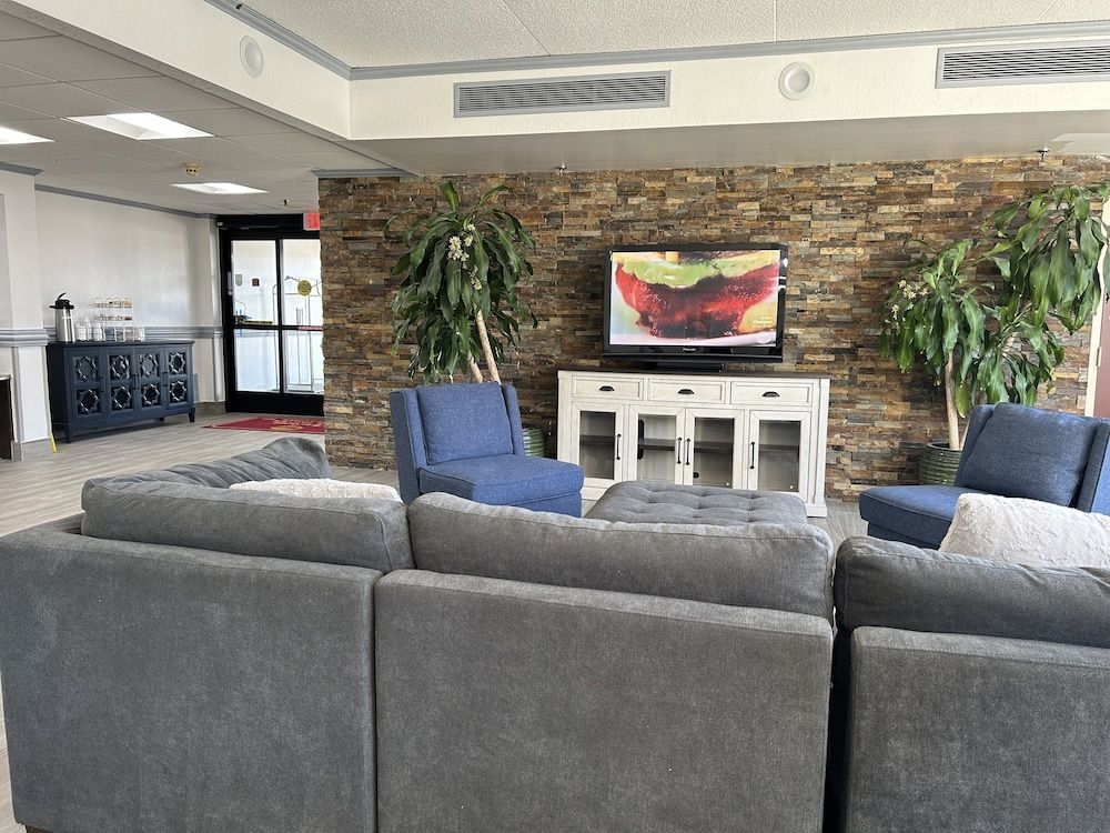 Clarion Inn & Suites Airport 3