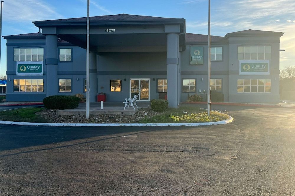 Quality Inn & Suites I-10 near Fiesta Texas 2 estrellas en San Antonio